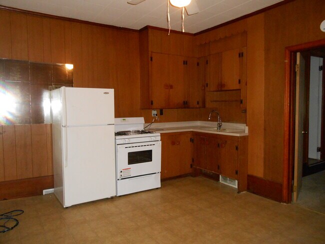 Kitchen - 305 Brookside Dr