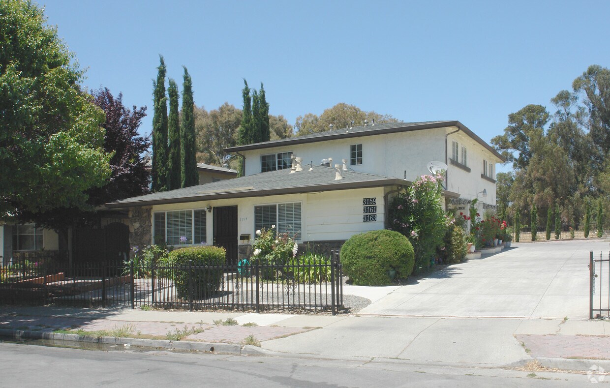 Primary Photo - 3159-3161 Locke Dr