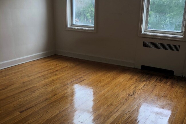 Foto del edificio - 8 Larchmont Acres