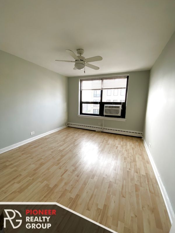 Foto del edificio - 445 W Wellington Ave