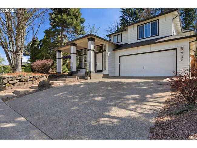 Foto del edificio - Beautifully Updated 5BR Home with Designer Kitchen, Main-Level Suite & Private Backyard Oasis Nea...