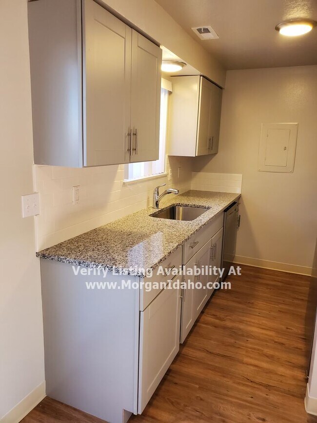 Building Photo - 1-car garage, private patio, premium floor...