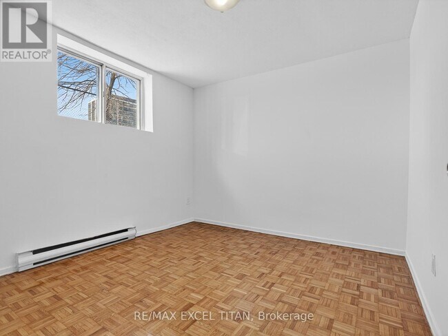Photo du bâtiment - 1042 Sheppard Ave W