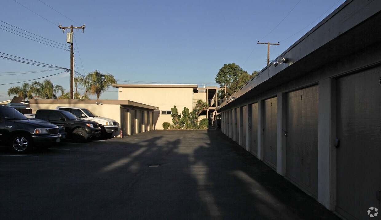 Building Photo - 2035 Fullerton Ave