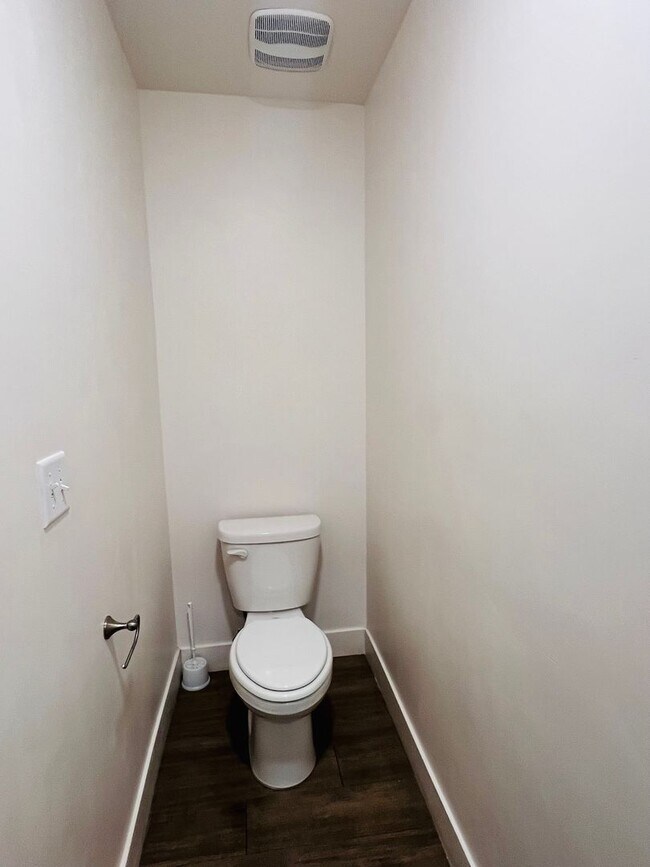 Building Photo - Beautiful new construction town home with ...