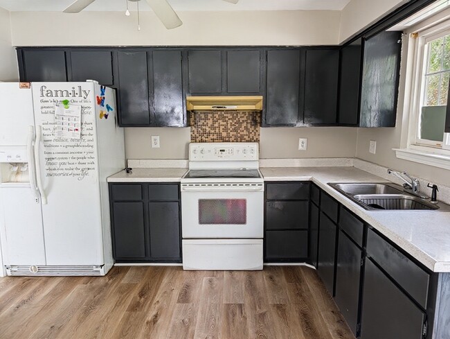 Building Photo - 2028 Top Hill Dr NW