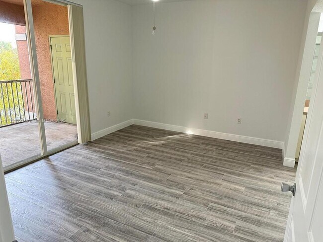 Foto del edificio - 6590 W Sample Rd