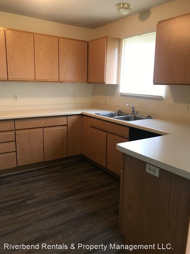 Building Photo - 1049 Evergreen Ln