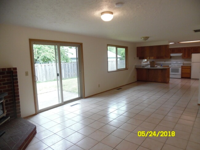Building Photo - 745 SE Alethea Way