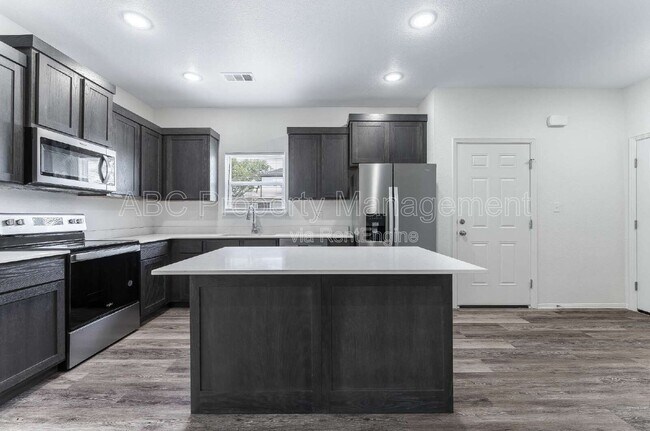 Building Photo - 955 S Benchmark Ln