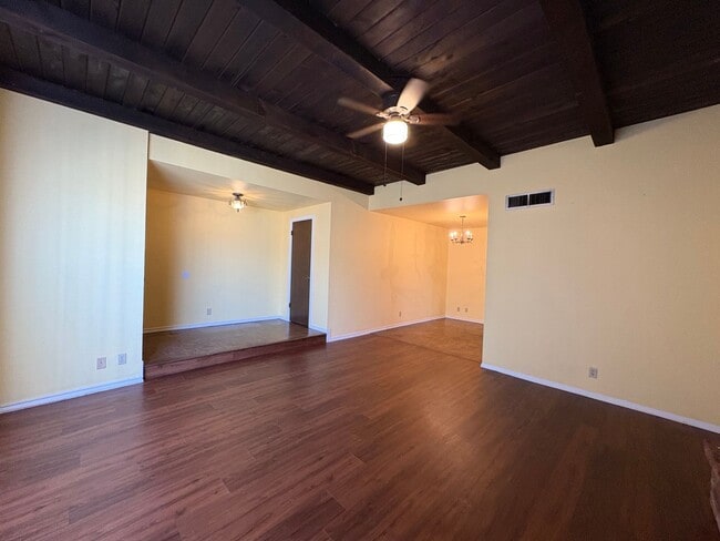 Building Photo - Mesa 2 Bedroom 1 Bath in Triplex Building