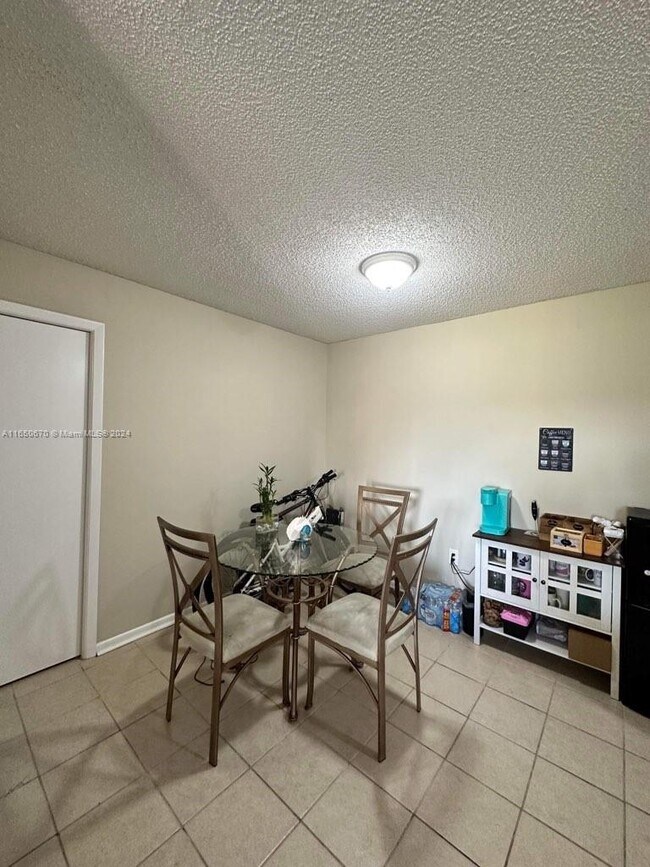 Foto del edificio - 1701 Village Blvd