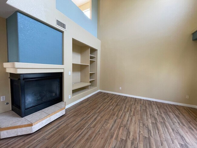 Building Photo - Beautiful and Bright Home in North Central...