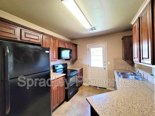 Building Photo - 748 E Ridge Blvd