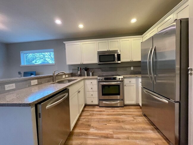 Building Photo - Fabulous Bethany 3 Bed 2..5 Bath! Community Trails, A/C, Garage ~ Convenient to Nike, Intel & More!