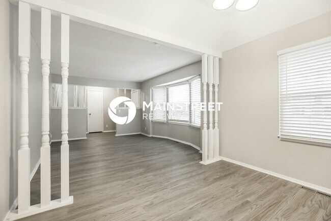 Foto del edificio - 4 Bedroom Pet-Friendly Home in Independence, MO with Main Street Renewal