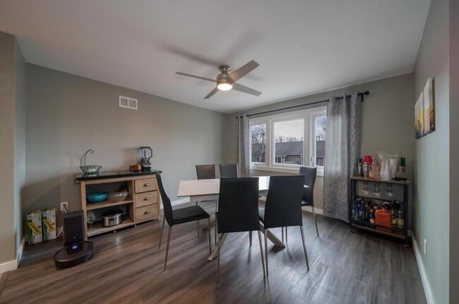 Building Photo - 302 Heights Dr