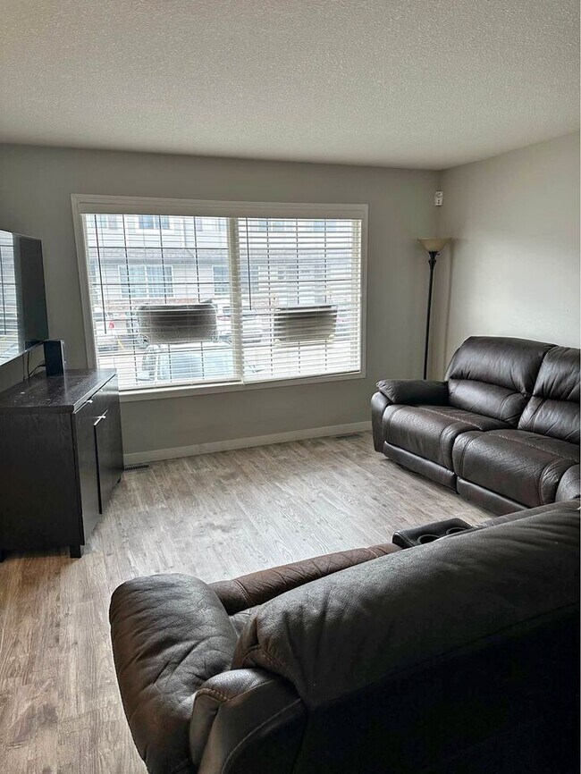 Living room - 4801 Child Av