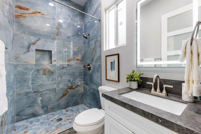 Foto del edificio - Brand-New Luxury 2-Bedroom 2-Bathroom Home