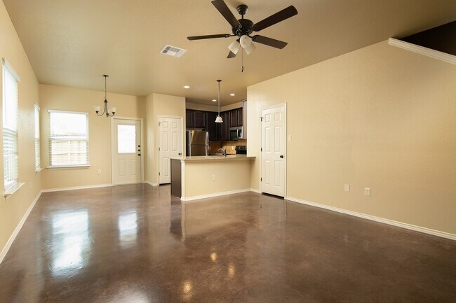 Foto del edificio - AVAILABLE NOW! GORGEOUS 3 BEDROOM DUPLEX LOCATED IN BUDA, TEXAS!