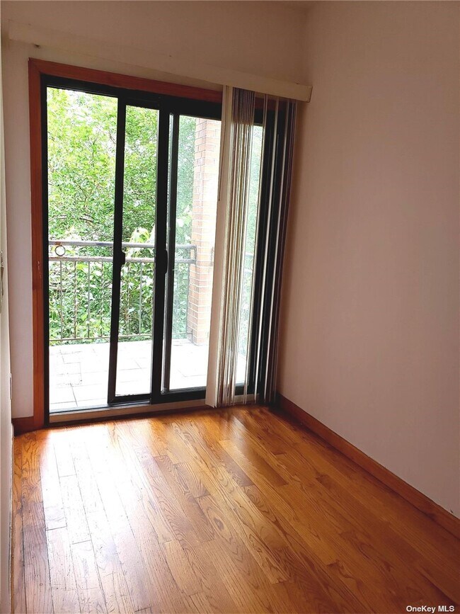 Foto del edificio - 31-11 Linden Pl