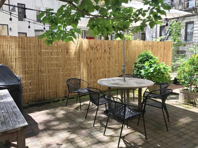 Shared garden / backyard with grill - 960 Sterling Pl