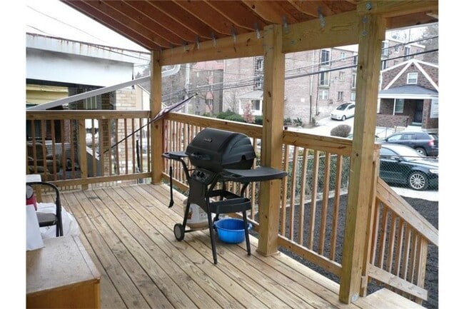 Photo - 154 Robinson St House