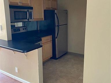Safe, large 1 bedroom unit with balcony and 1.5 baths - 4147 Roanoke Rd