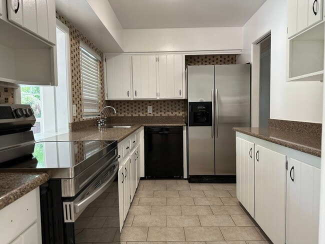 Building Photo - Great 4 Bedroom Mid-Century Home on 1/4 Ac...