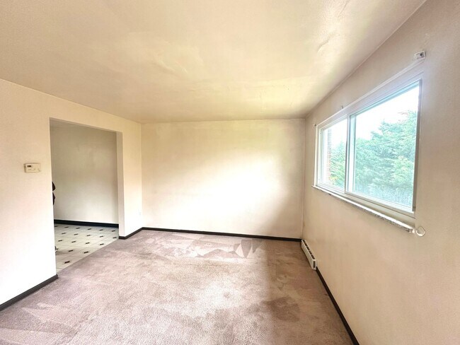 Foto del edificio - Well-Maintained 2 Bed, 1 Bath Townhome in West Mifflin - Central AC & Heat, Integral Garage - Ava...