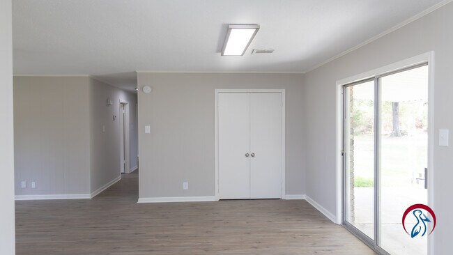 Building Photo - 105 Meadow Cir