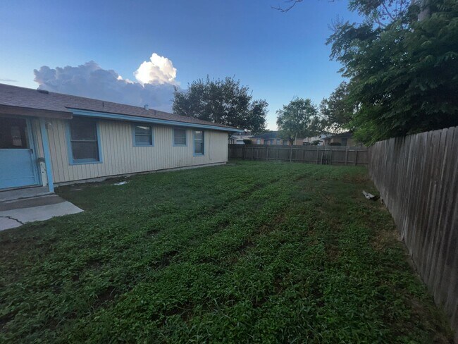 Foto del edificio - 3/2/2 home on a quiet street. Centrally lo...