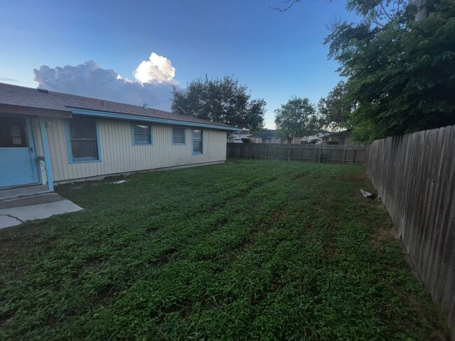 Building Photo - 3/2/2 home on a quiet street. Centrally located to restaurants, and shopping.