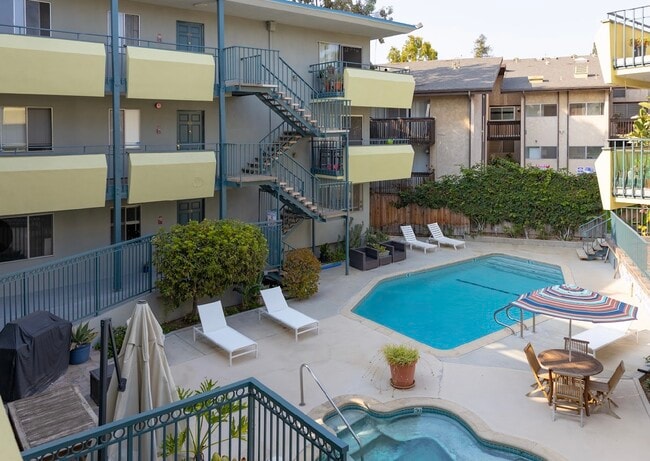 Piscina y spa - 5925 Canterbury Dr
