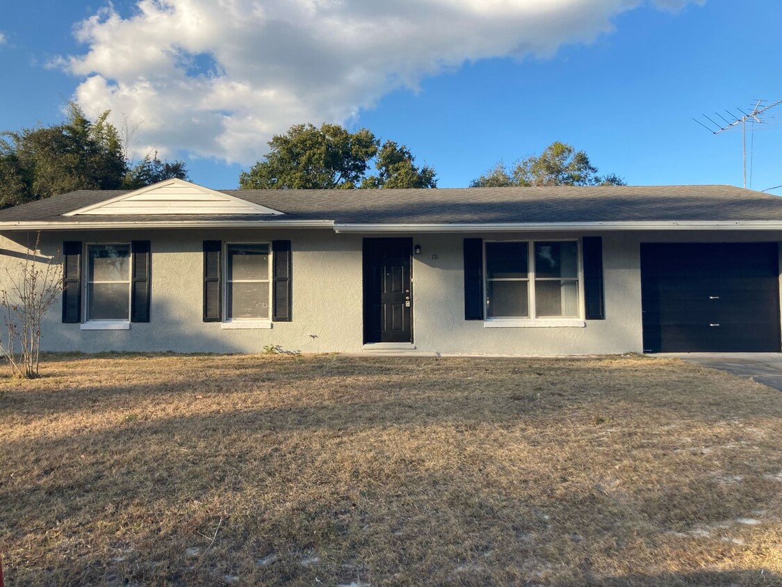 Primary Photo - 3 Bed 1 Bath Home Pet Friendly With Large ...