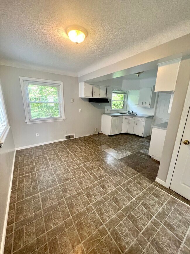 Building Photo - NEW LISTING! 3 BEDROOM HOUSE!