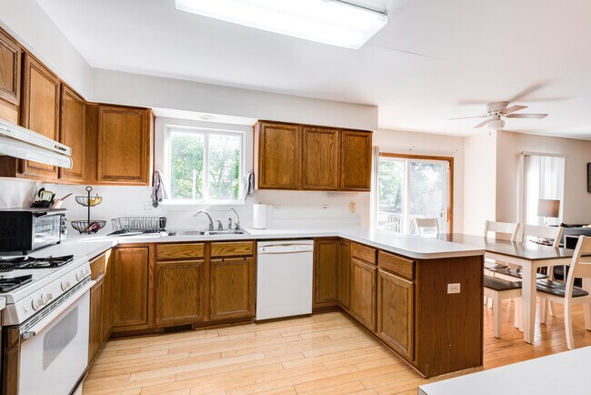 Building Photo - 2844 Skylane Dr