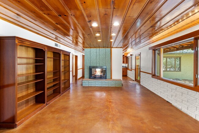 Building Photo - 809 Lazy Ln