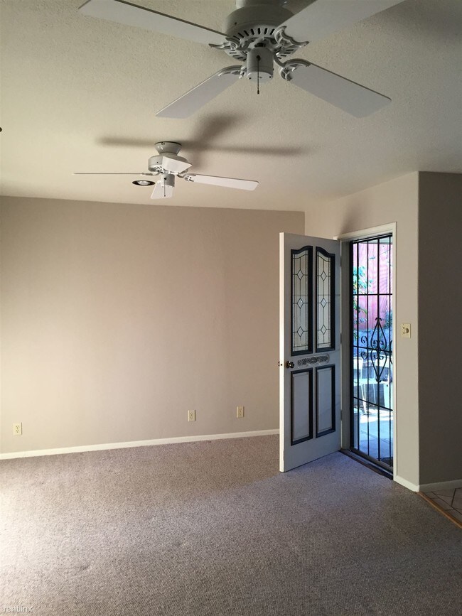 Foto del edificio - 107 Margarido Dr