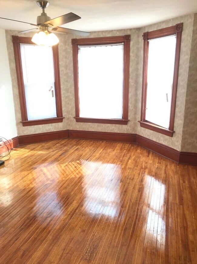 Foto del edificio - 7 bedroom House near Hamline