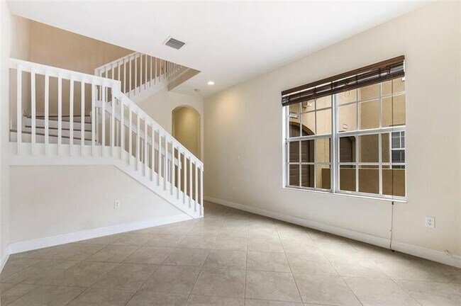 Building Photo - 6860 Julia Gardens Dr