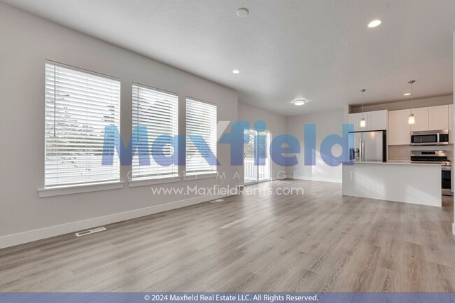 Building Photo - Pet Friendly MODERN TWIN HOME - 4 BD 3 BA ...