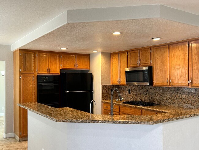 Building Photo - BEAUTIFUL 2 STORY 5 BEDROOM HOME IN HENDERSON