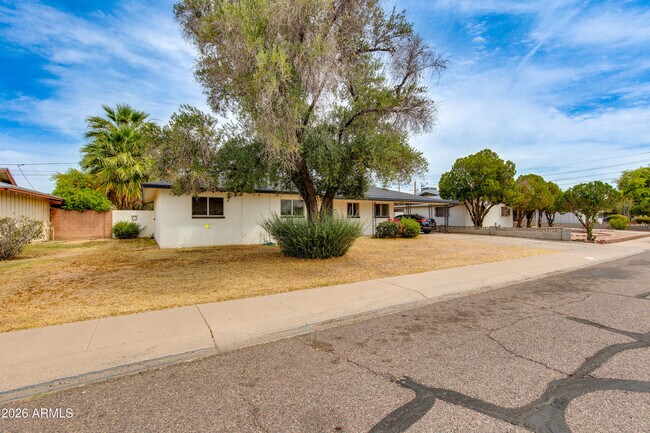 Building Photo - 1524 W Ocotillo Rd