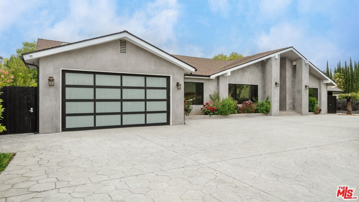 Primary Photo - 5455 Longridge Ave