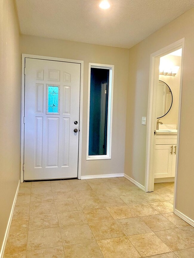Building Photo - Freshly Renovated 1 Bedroom Townhouse with...