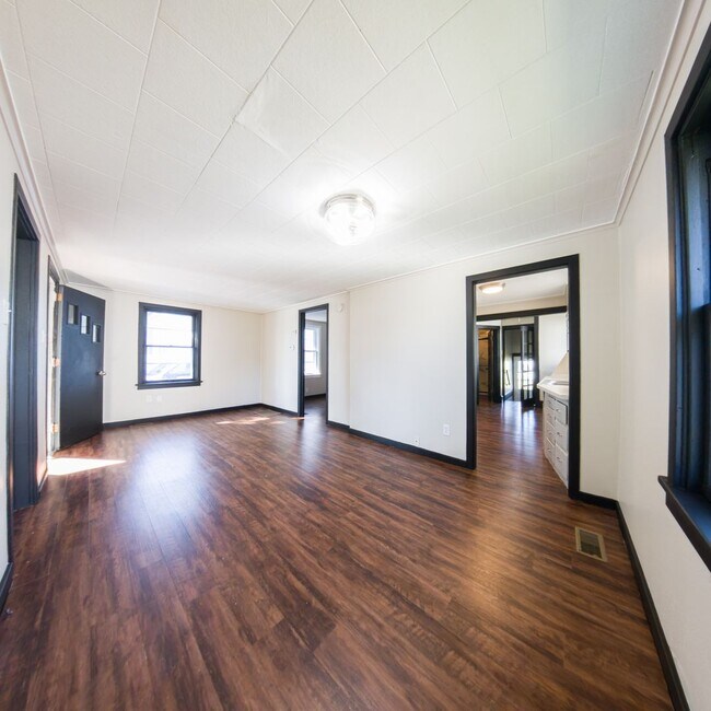 Building Photo - 2 Bedroom 1 Bath 1 Stall Garage For Rent