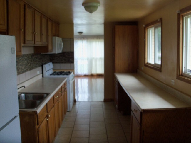 Building Photo - 16160 Hermitage Ave