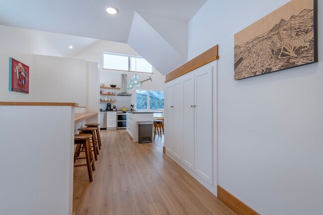 Foto del edificio - Seasonal Rental 10/1/25 - 5/30/26 Modern F...