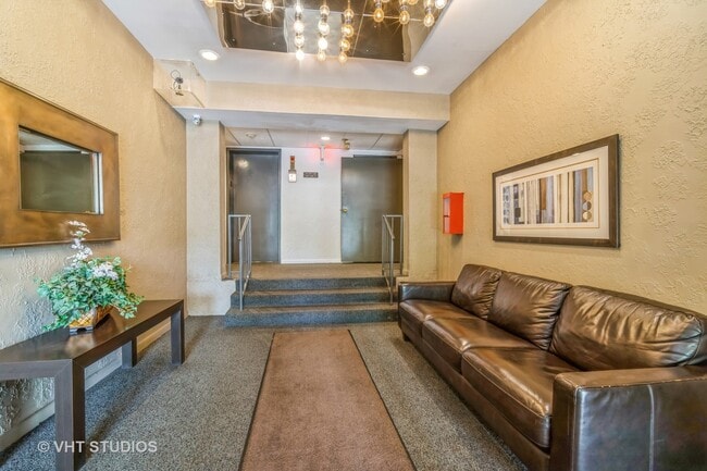 Building Photo - 2050 Valencia Dr